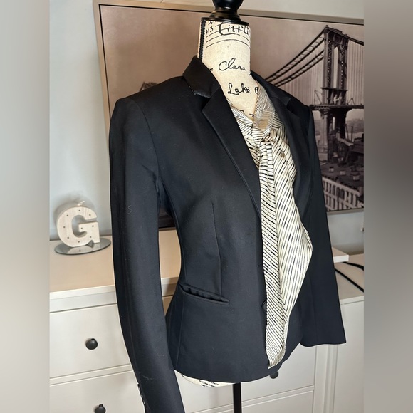 Anne Klein size 2 business suit shirt. Pairs seamlessly with a blazer. - Picture 4 of 9